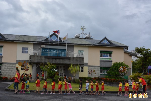 早上天氣太好，五結鄉立幼兒園甚至到學童到戶外玩遊戲。（記者朱則瑋攝）