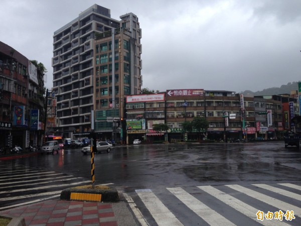 文山區興隆路段僅下毛毛雨，相較前晚，雨勢明顯變小。（記者何世昌攝）