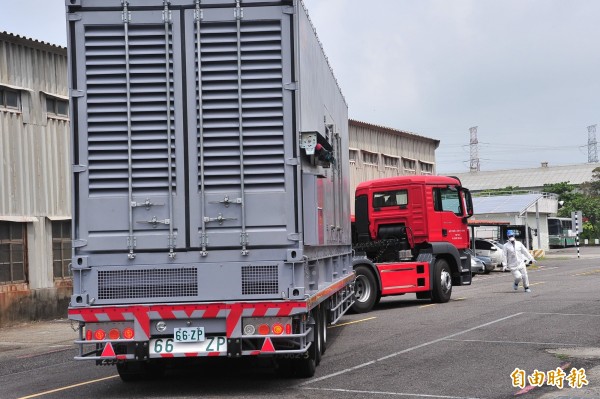 核三廠採用新採購的移動式電源車供電。（記者蔡宗憲攝）