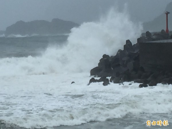 基隆沿海今天浪高5公尺。（記者盧賢秀攝）