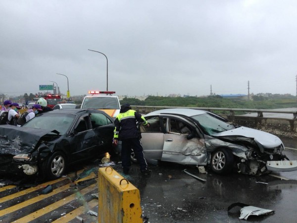 銀色轎車女駕駛酒駕，逆向撞上黑色轎車。（記者邱奕統翻攝）