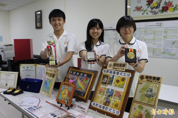 國立彰師附工建築科學生陳盈儀（右）、陳桓暄（左）、倪靚安（中），3人設計「磁性磁磚」，在美國匹茲堡發明展奪下金牌和特別獎。（記者張聰秋攝）