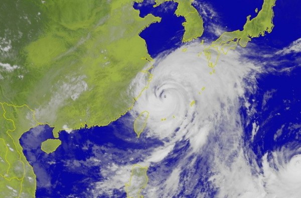 昌鴻暴風圈今掠過鼻頭角，南部地區影響較小，台南市府晚間宣布明天上班上課。（圖擷自中央氣象局）