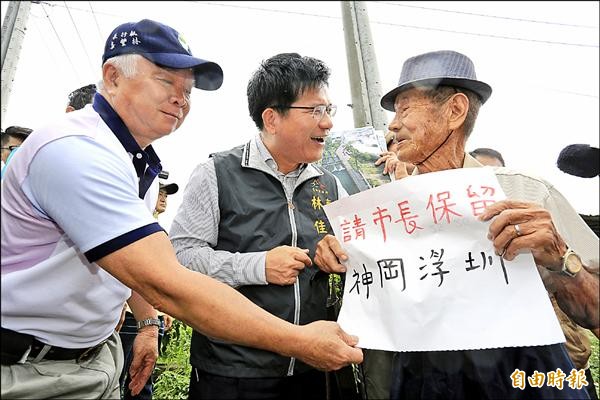 市長林佳龍（中）會勘浮圳，92歲老先生林本源（右）趕來陳情，要求保留浮圳。（記者歐素美攝）