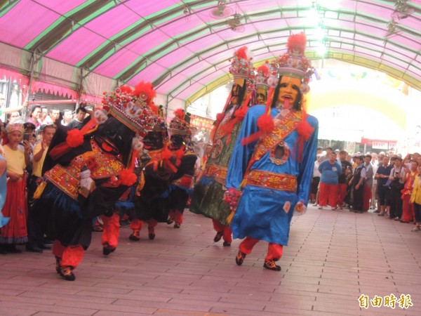 福建寧德城隍廟大二爺跳腳步，氣勢凌人，獲滿場掌聲。（記者丁偉杰攝）