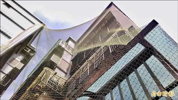社區自力救濟,斥資十餘萬元全面圍網。(記者何玉華攝) 社區自力救濟,斥資十餘萬元全面圍網。(記者何玉華攝)