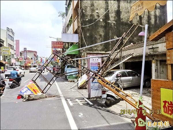 昨日台南突然颳起強陣風，北區文賢路傳出廣告用小鷹架倒塌。（記者王捷攝）