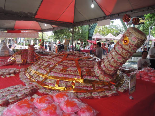 宜蘭糕餅文化祭會場，展示烏龜造型的大型供品。（記者江志雄攝）