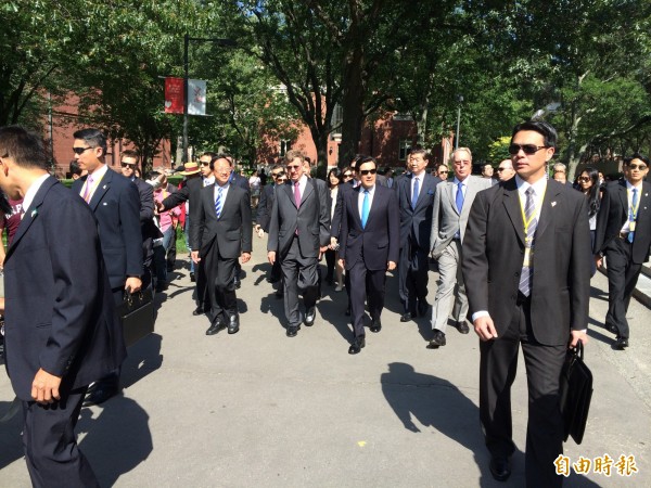 馬總統二十日在哈佛大學與美兩岸專家及哈佛師生座談，馬在座談結束後步出會場參訪哈佛校園。（記者王寓中攝）
