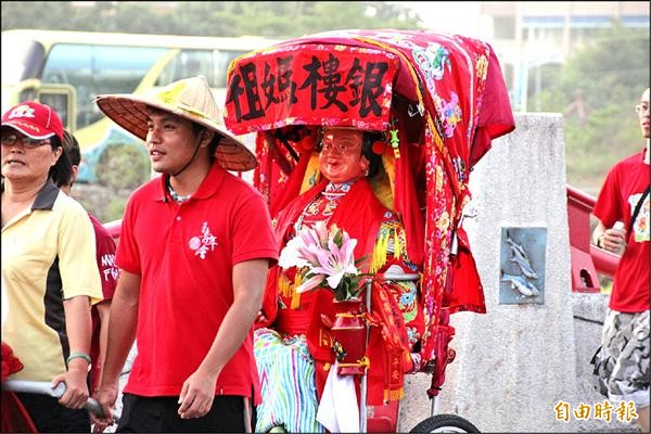 銀樓媽祖坐推車到枋寮。（記者陳彥廷攝）