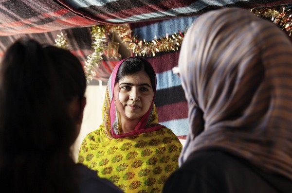 諾貝爾和平獎有史以來最年輕的得主馬拉拉．尤沙夫賽（Malala Yousafzai）今（12）日在黎巴嫩歡慶18歲生日，她給自己的生日禮物是為敘利亞的難民少女們開設一間學校，也藉此呼籲世界各國領袖能夠資助「Books not bullets」的計畫。（法新社）