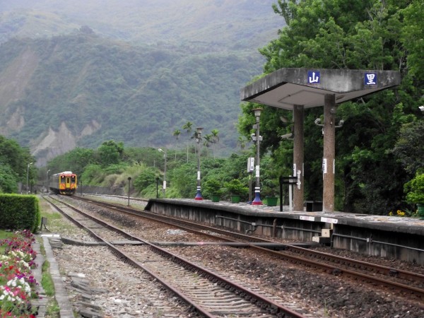 被遺忘在山谷中的山里站。（台鐵提供）