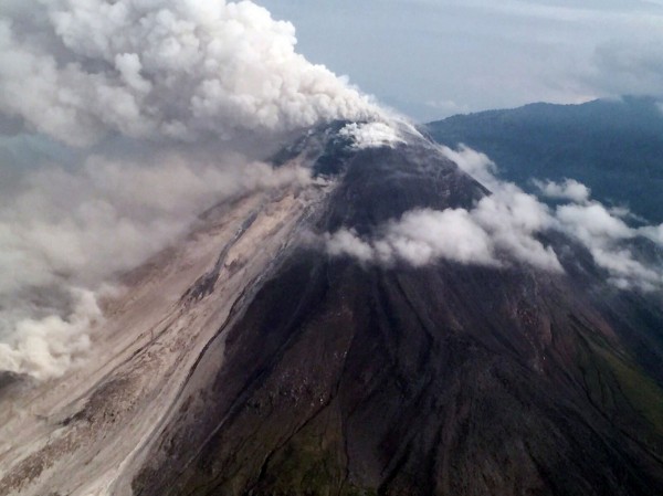 墨西哥柯利馬州（Colima）的火峰（Volcano of Fire）火山9日大規模爆發，而且越來越活躍。（法新社）