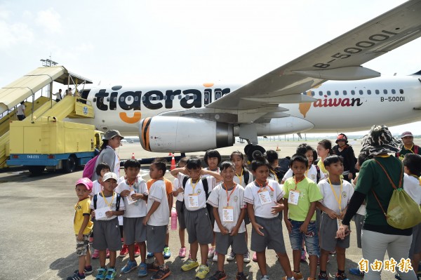 台灣本土首家低成本航空台灣虎航，今天邀請屏東瑪家鄉原住民小朋友體驗參訪。（記者張忠義攝）