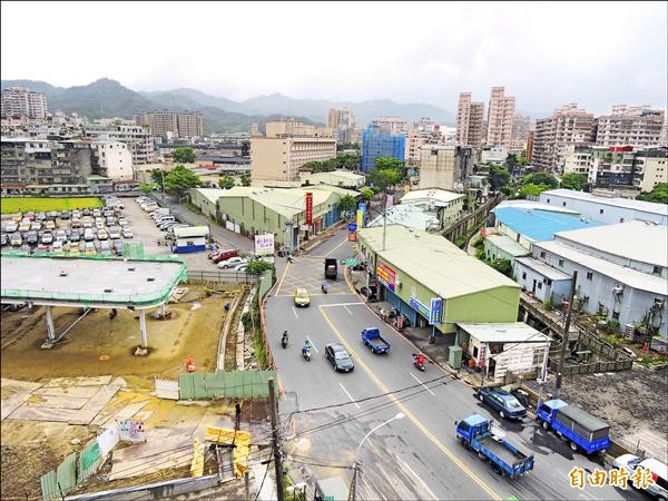 板橋信義路與土城青雲路為同一條道路系統，卻因分屬不同都市計畫區，交界處淪為邊陲地帶，發展受限。（記者賴筱桐攝）