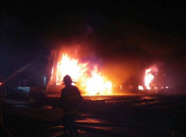 新竹縣湖口鄉長安街一家紡織工廠昨夜突然起火，因原料及半成品都是易燃物，火勢一發不可收拾。（新竹縣消防局提供）