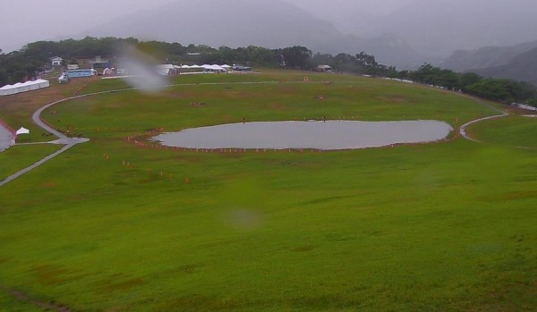 台灣熱氣球嘉年華活動主場地鹿野高台因瞬間暴雨，草地區積水有一個籃球場大，從高處看去，民眾笑稱有像嘉明湖。（記者王秀亭翻攝）