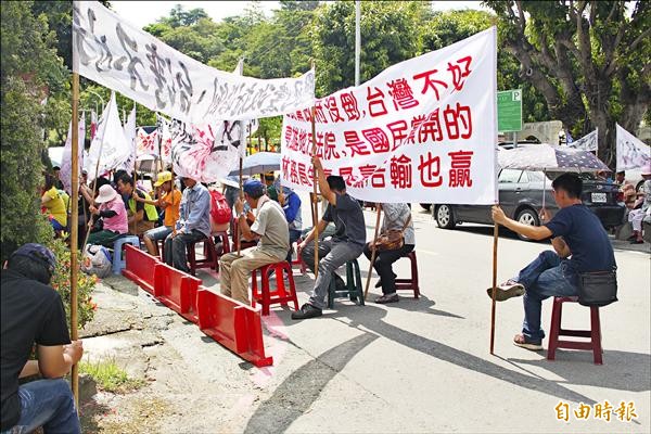 旗山天上宮廟宇被拆，信徒動員抗議，並向林務局討廟產。（記者陳祐誠攝）