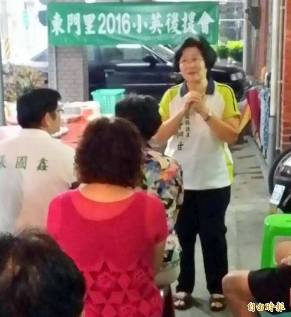 民進黨南投縣黨部主委許阿甘（面對鏡頭者），在街頭招募民眾加入小英後援會。（記者謝介裕攝）