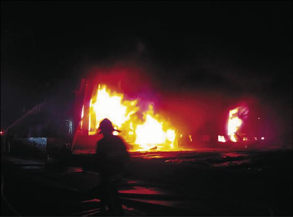 新竹縣湖口鄉一家紡織工廠前夜突然起火。（新竹縣消防局提供）