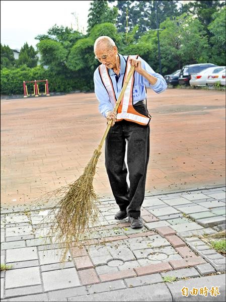 91歲榮民陳綱，25年來主動打掃社區街道。（記者陳建志攝）