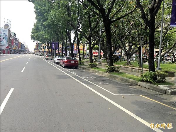 民眾投訴，身心障礙車位立桿標誌牌面設置歪斜，又面朝公園，汽車駕駛若未仔細查看，容易落入陷阱而違法停車。（記者王善嬿攝）