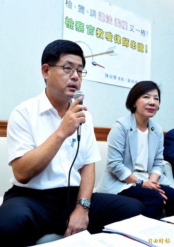 台南市議長李全教參選議員期間的競選總幹事黃澄清（左），6月9日曾北上立法院召開記者會翻供，指他是受到檢調栽贓。（資料照，記者朱沛雄攝）