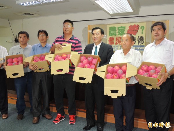 芒果慘跌，李全教（右三）與果農召開記者會，為農民行銷芒果。果農則不滿賴清德未幫果農解決困境。（記者蔡文居攝）