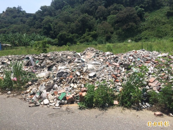 清水楊厝地區遭傾倒廢棄物。（記者張軒哲攝）