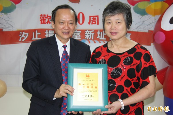 台灣血液基金會董事長葉金川（左）致贈感謝狀給陳罔市（右），感謝她的付出。（記者林欣漢攝）