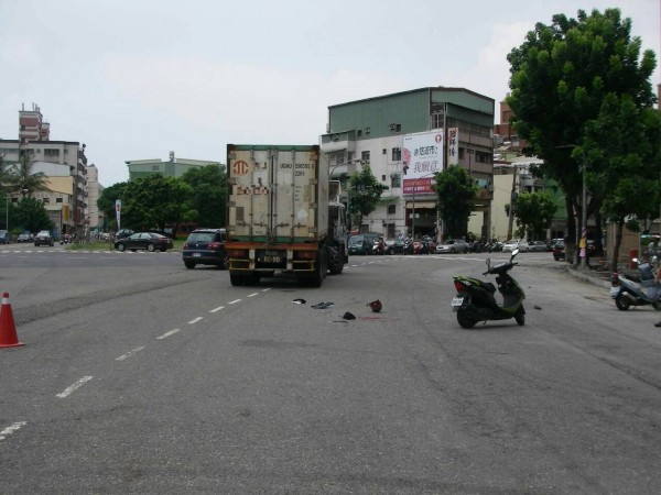 貨櫃車與曾姓兄弟機車擦撞，造成一死、一傷意外。（記者洪臣宏翻攝）