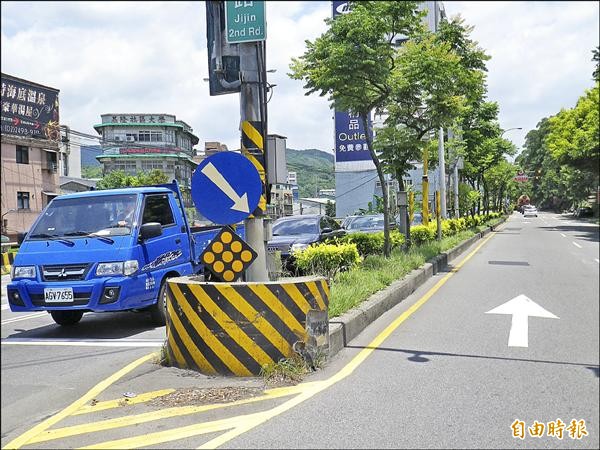 基金二路口的中央分隔島將拆除做調撥車道。（記者盧賢秀攝）