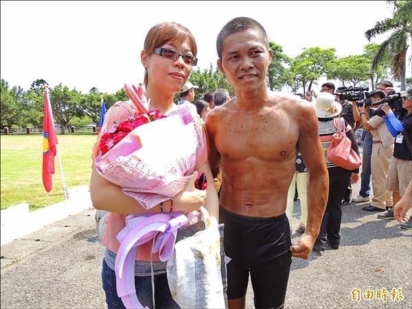 結訓後滿身是傷的張家榮（右）向女友求婚成功。（記者羅添斌攝）