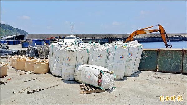綠島待清運垃圾堆碼頭，惡臭讓人受不了。（記者張存薇攝）