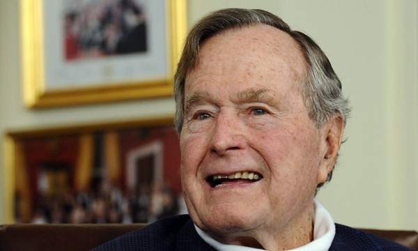 美國前總統老布希（George H. W. Bush）週三在家中摔倒，導致頸椎骨折入院。（EPA）