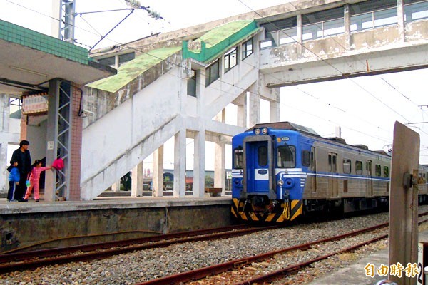 一列東正線電聯車吊掛線鬆脫，造成東正線中斷行駛。（示意照）