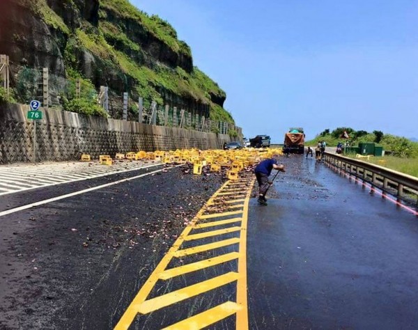 濱海公路上午發生一起數百箱米酒打翻的意外。（圖擷取自花蓮爆料王）