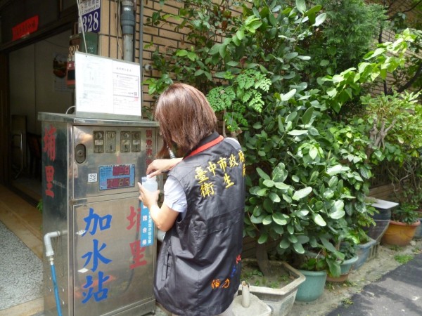 衛生局檢驗埔里加水站的非直接生飲水。（記者蔡淑媛翻攝）