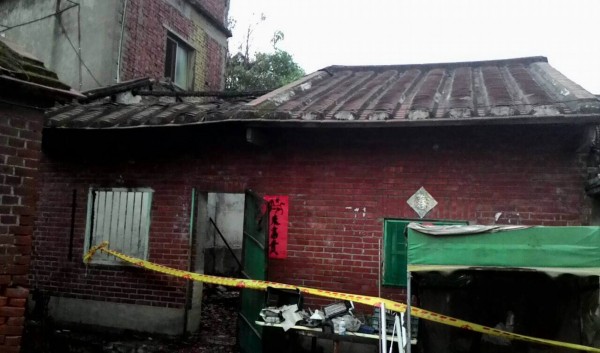 花壇鄉一處三合院建物今天清晨傳出火警,屋頂還燒到塌陷。(記者湯世名翻攝) 花壇鄉一處三合院建物今天清晨傳出火警,屋頂還燒到塌陷。(記者湯世名翻攝)