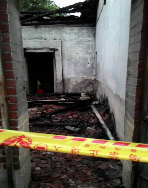 花壇鄉一處三合院建物今天清晨傳出火警,屋頂還燒到塌陷。(記者湯世名翻攝) 花壇鄉一處三合院建物今天清晨傳出火警,屋頂還燒到塌陷。(記者湯世名翻攝)