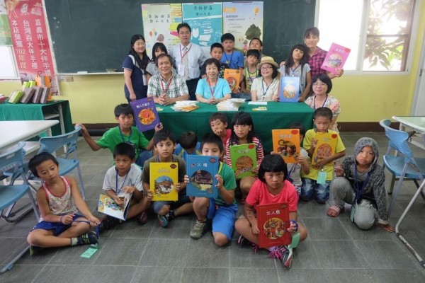 作家李昂（坐者中）化身孩子王，為偏鄉原住民小朋友導讀童書。（圖由中正大學台文所提供）