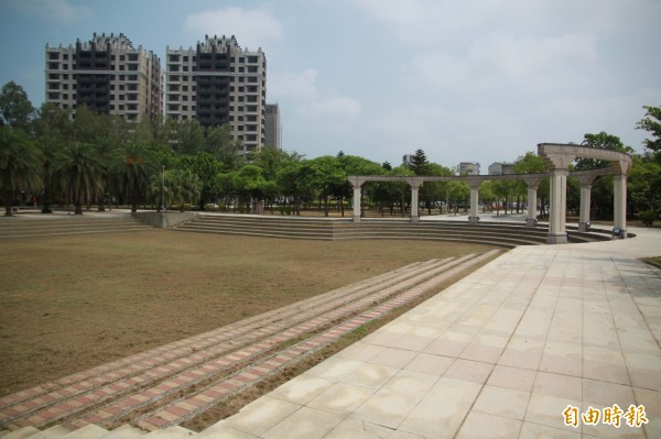 頭份運動公園耗資2千餘萬改善，即日起重新開放使用。圖為新增之中央光影廣場。（記者鄭鴻達攝）