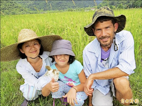 伊恩（右）一家人改行當農夫，想要追尋真實的安全感、平靜感，得到真正的快樂。（記者王揚宇攝）