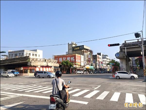 沙鹿陸橋中山路與台灣大道路口大樑拆除，視野大不同。（記者張軒哲攝）