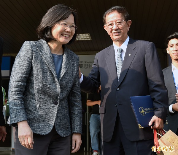 民進黨總統參選人蔡英文(左)、前中研院院長李遠哲(右)17日出席「第七屆全球集思論壇」,李遠哲談到溫室氣體減排的巴黎協議,蔡英文承諾會考慮列入政見。(記者廖振輝攝) 民進黨總統參選人蔡英文(左)、前中研院院長李遠哲(右)17日出席「第七屆全球集思論壇」,李遠哲談到溫室氣體減排的巴黎協議,蔡英文承諾會考慮列入政見。(記者廖振輝攝)