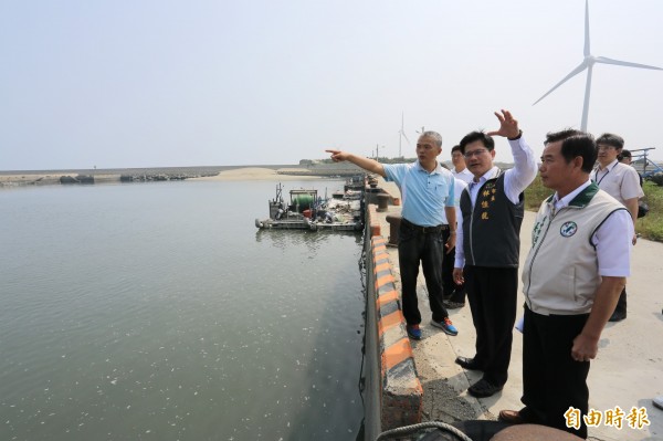 台中市長林佳龍勘查松柏漁港。（記者張軒哲攝）