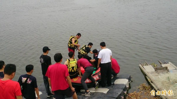 台南消防局下午獲報後，搜尋一個小時才將洪男撈起，當時他已失去生命徵象。（記者王捷攝）