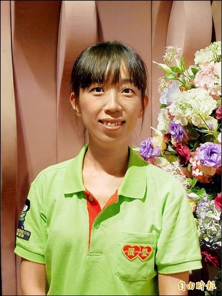 新北家扶展愛志工陳雅萍服務13年，陪伴弱勢孩子成長。（記者陳韋宗攝）