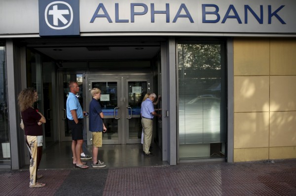 希臘國內銀行重新營業，卻面臨經濟疲弱的窘境。（路透社）