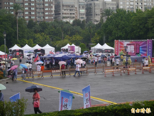 國民黨今舉行全代會，天空卻不作美，場外飄著小雨，約數十位民眾撐傘聲援洪秀柱，高喊「柱柱姐加油」。（記者張筱笛攝）